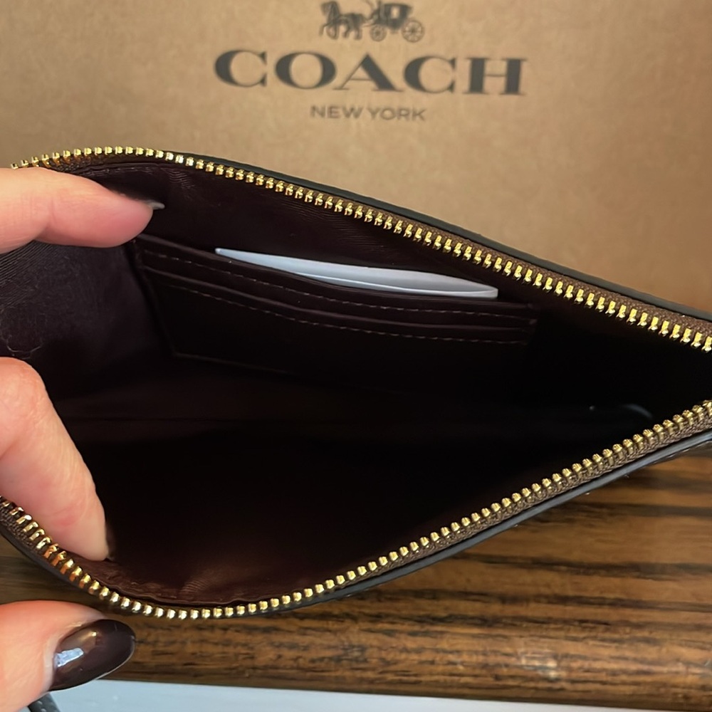 Coach signature large corner, zipper wristlet - Picture 2 of 8